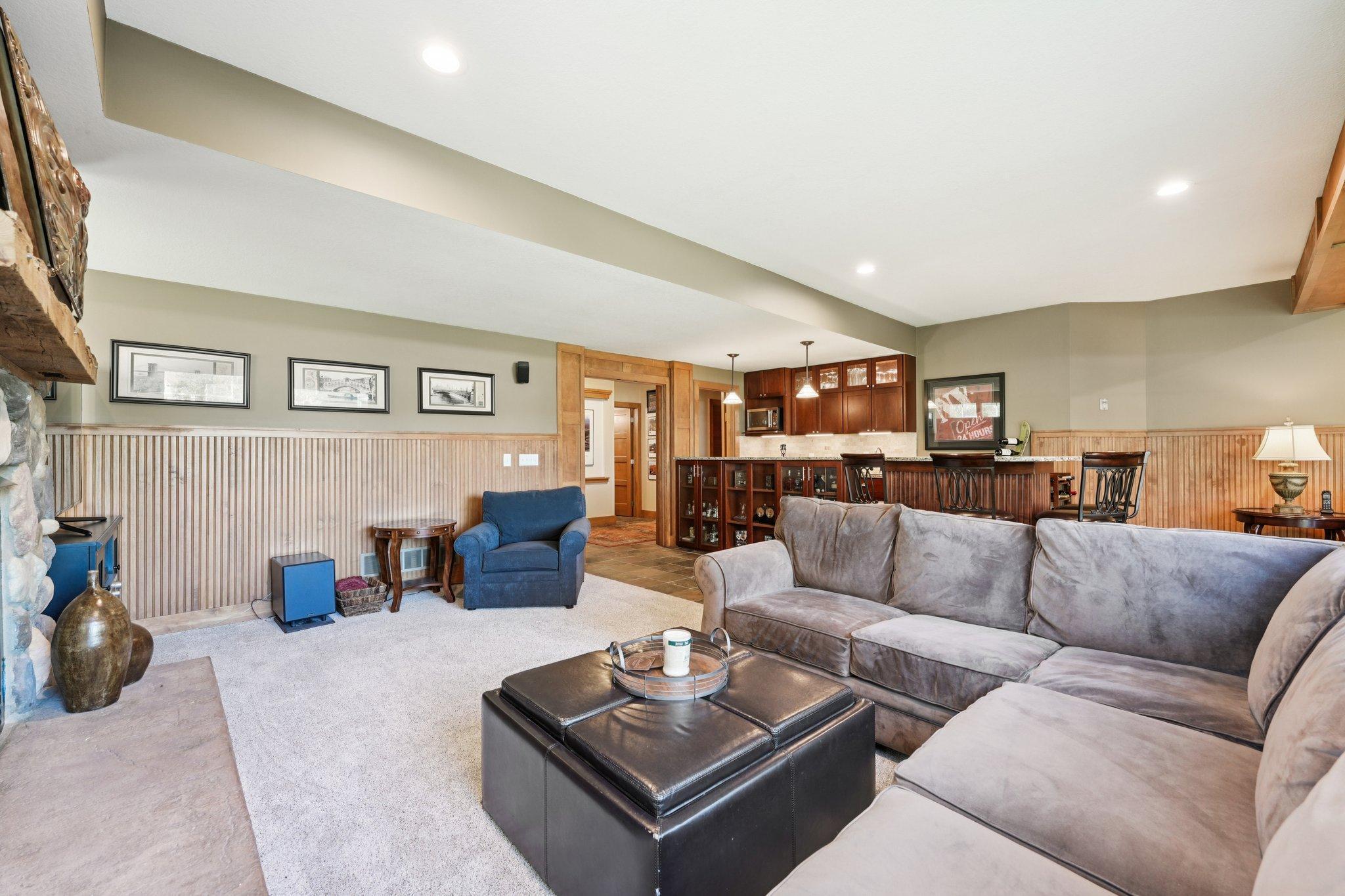 41-web-or-mls-Woodhill Dr-S0910-041.jpg