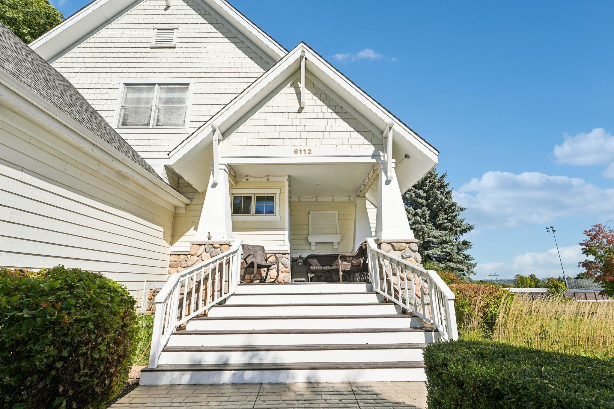 5-web-or-mls-Woodhill Dr-S0910-005.jpg