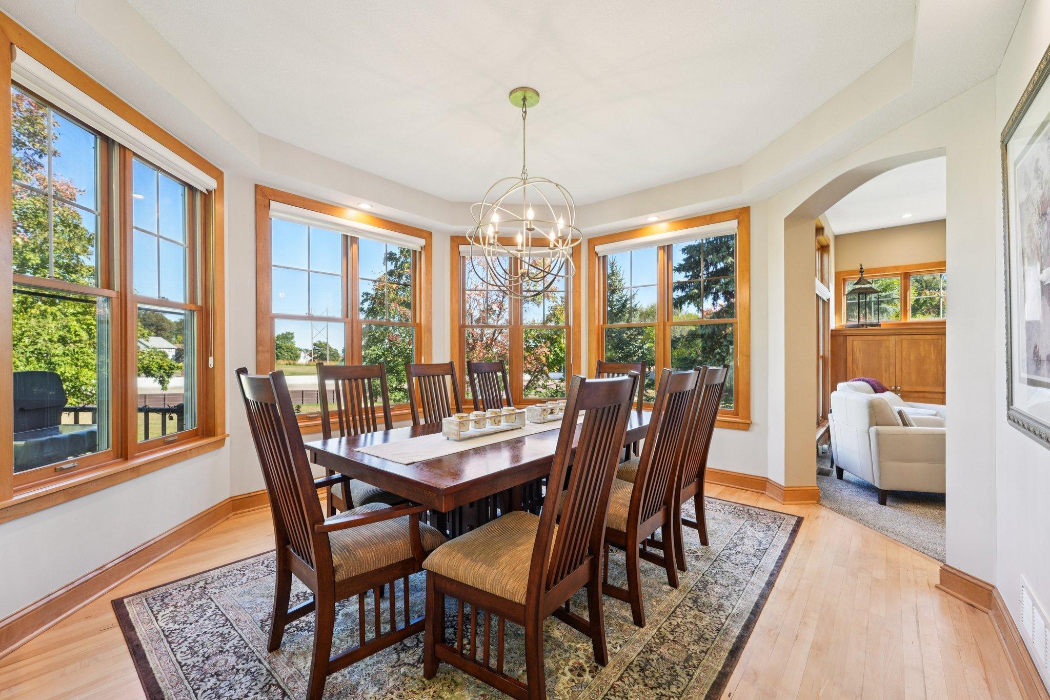 12-web-or-mls-Woodhill Dr-S0910-012.jpg