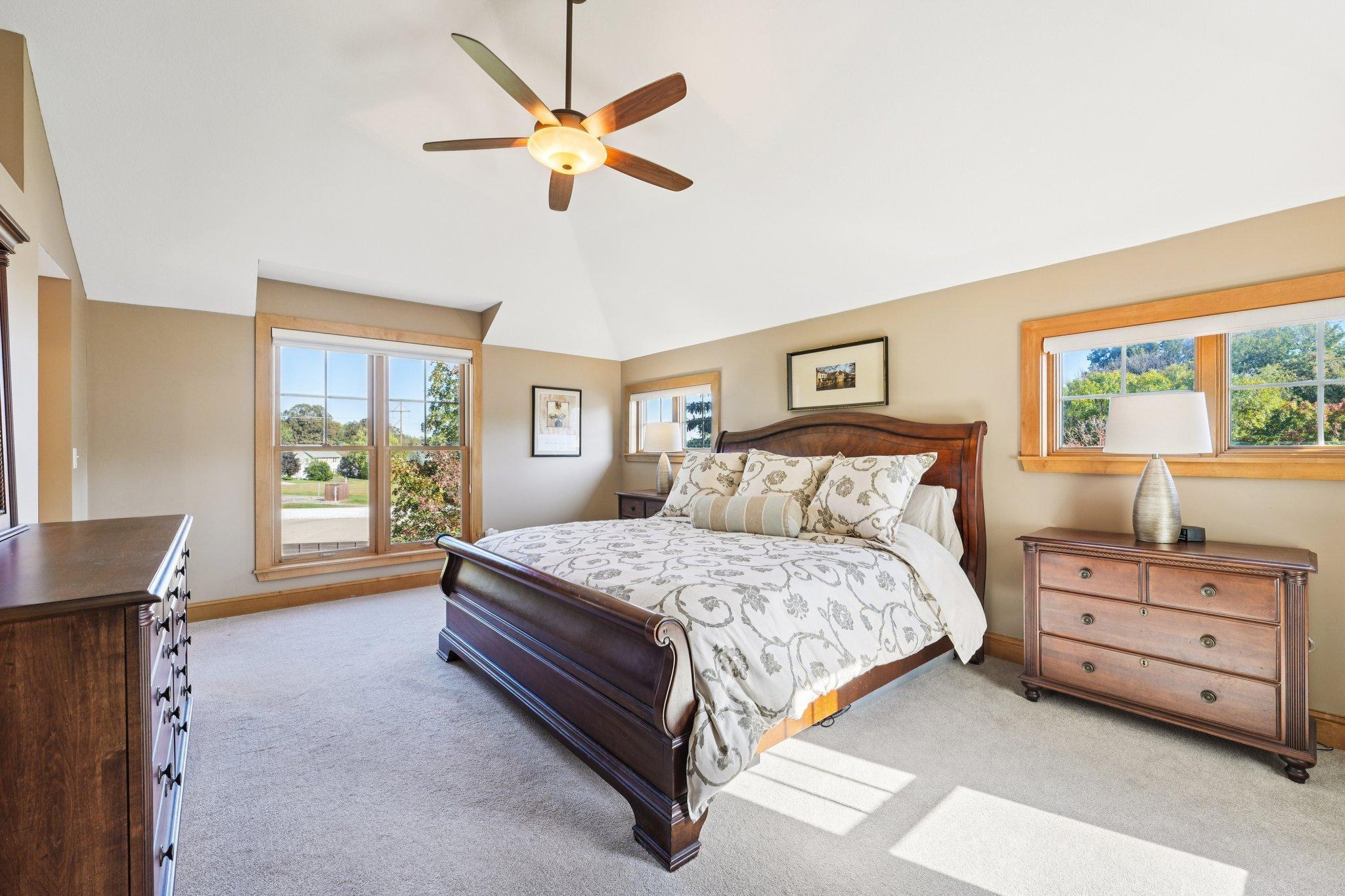 24-web-or-mls-Woodhill Dr-S0910-024.jpg