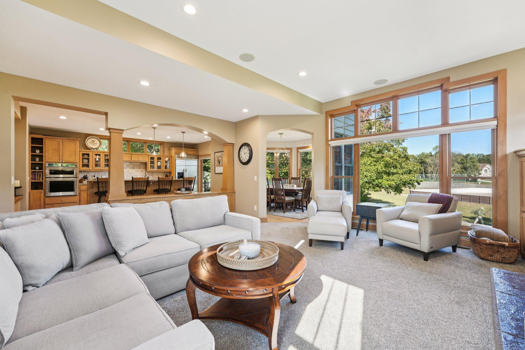 10-web-or-mls-Woodhill Dr-S0910-010.jpg