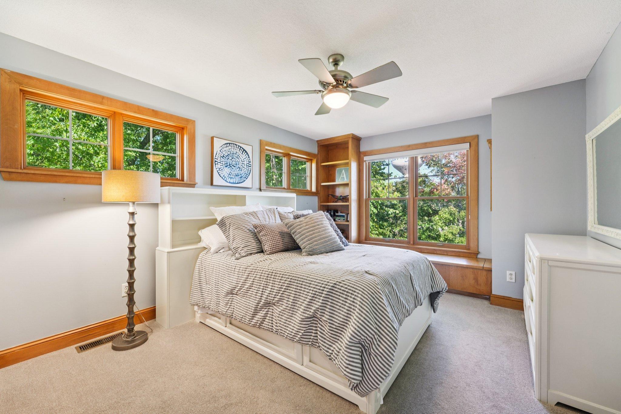 30-web-or-mls-Woodhill Dr-S0910-030.jpg