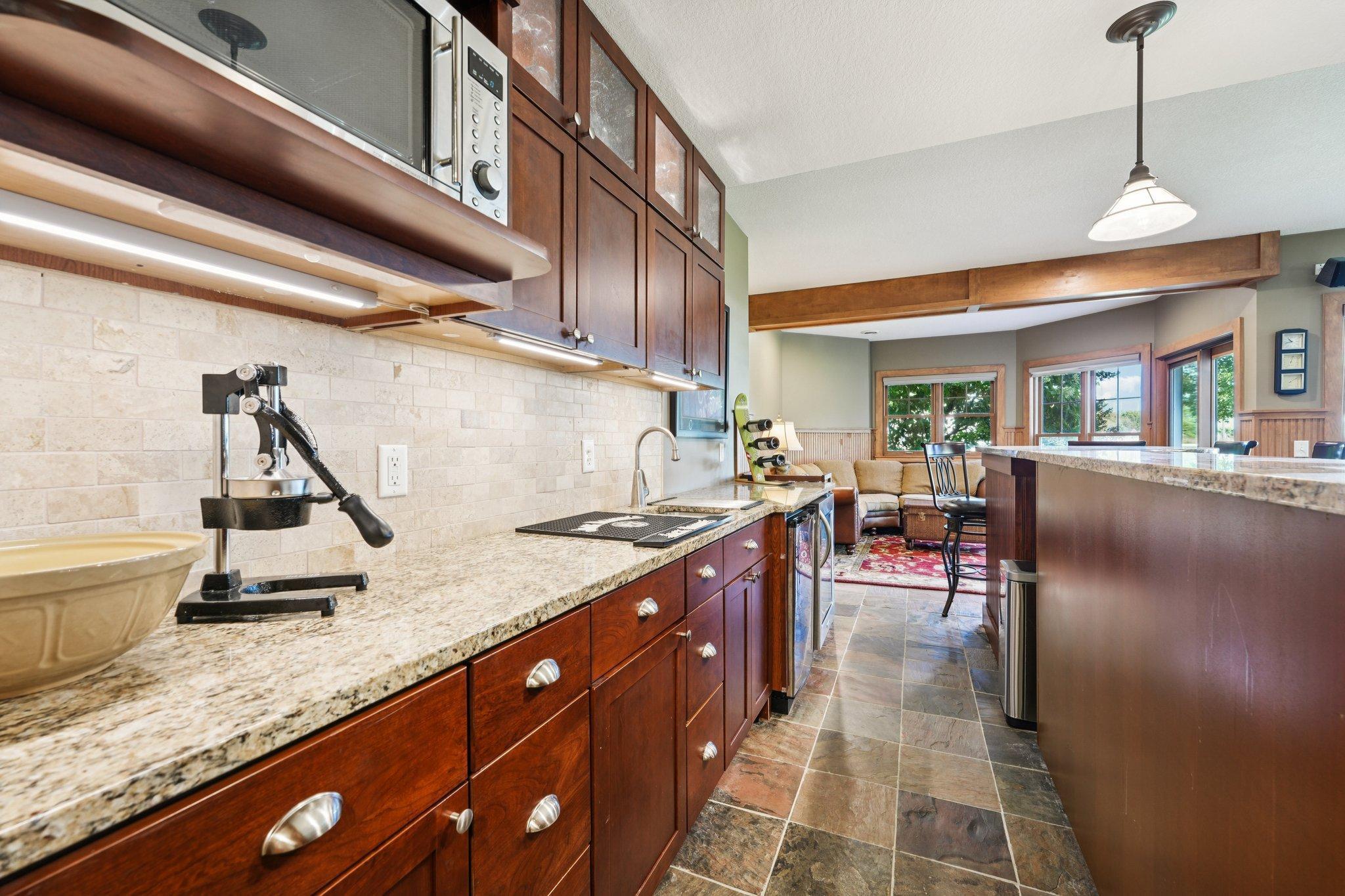 44-web-or-mls-Woodhill Dr-S0910-044.jpg