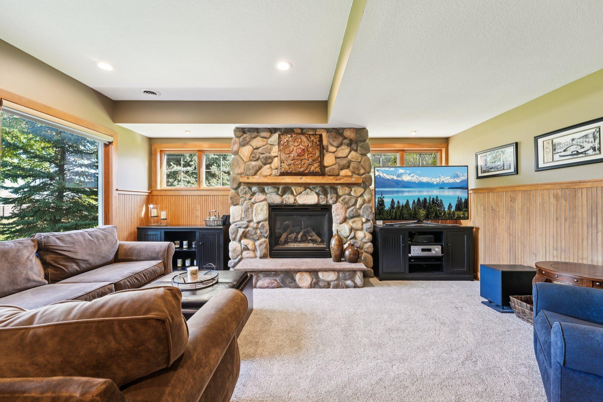 40-web-or-mls-Woodhill Dr-S0910-040.jpg