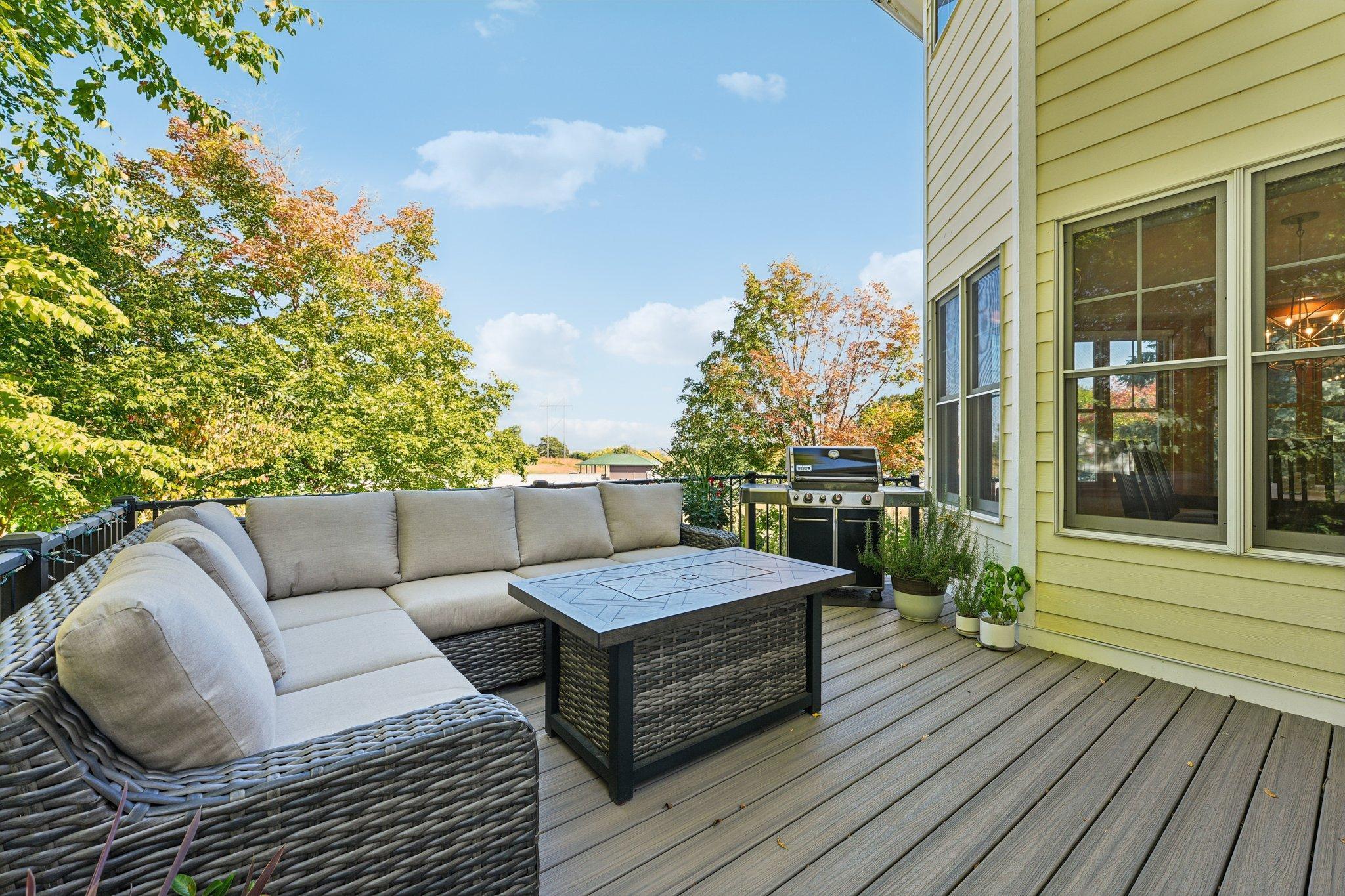 52-web-or-mls-Woodhill Dr-S0910-052.jpg