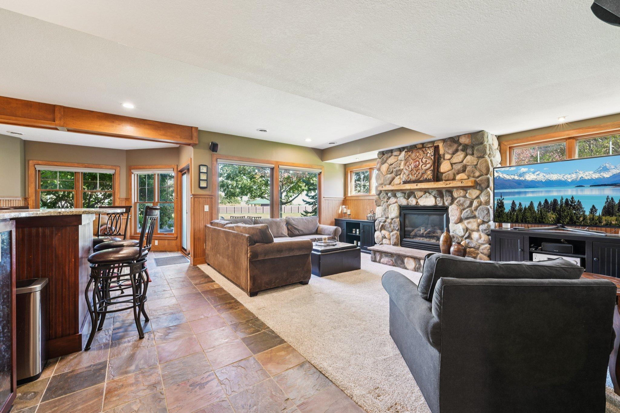 39-web-or-mls-Woodhill Dr-S0910-039.jpg