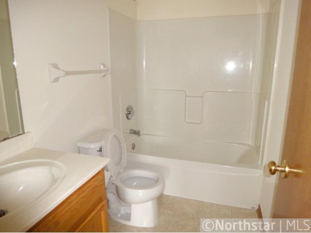 13 - Upper Level Full Bath.jpg
