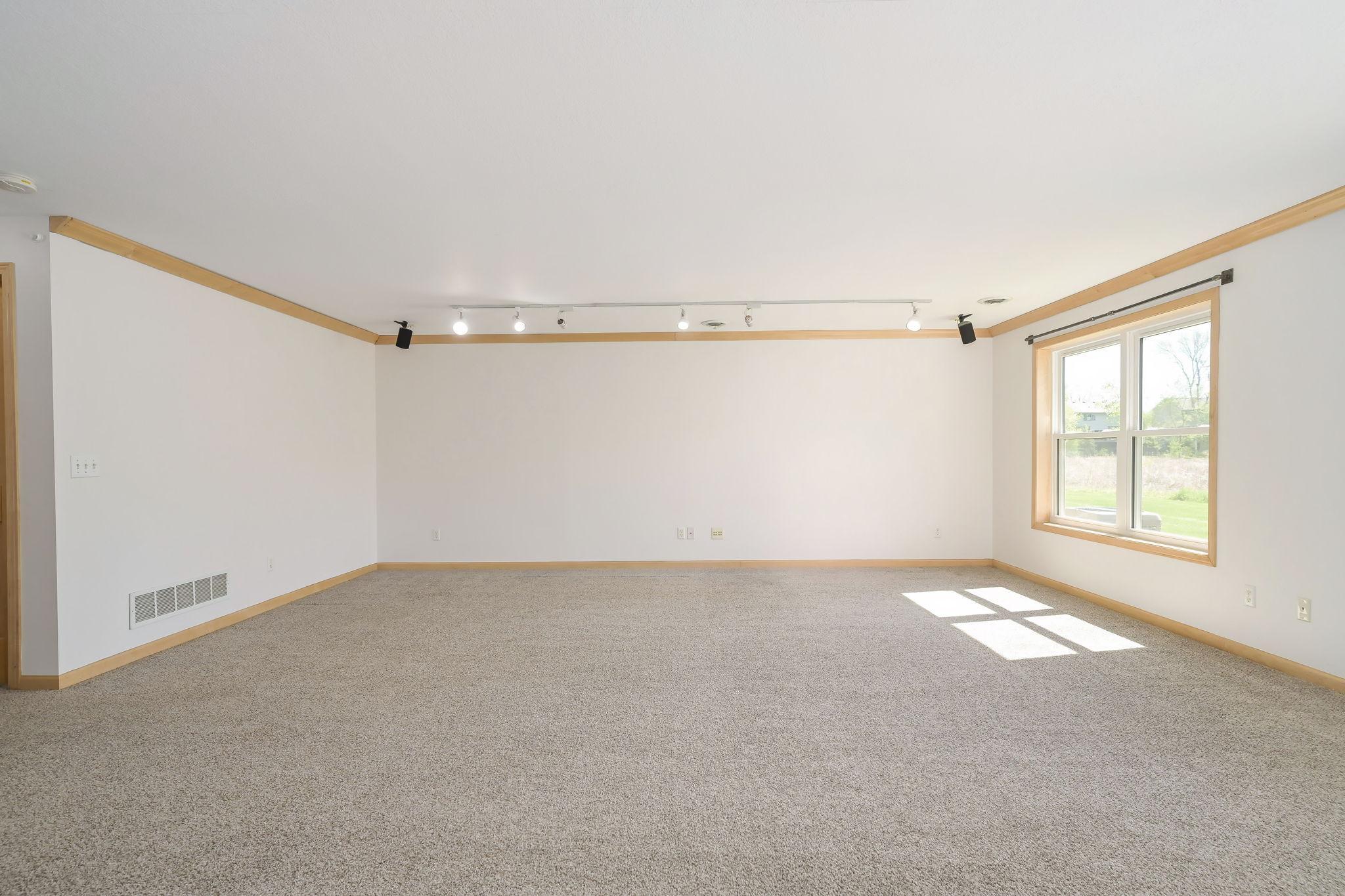 34-web-or-mls-8960 Comstock Ln N32.jpeg