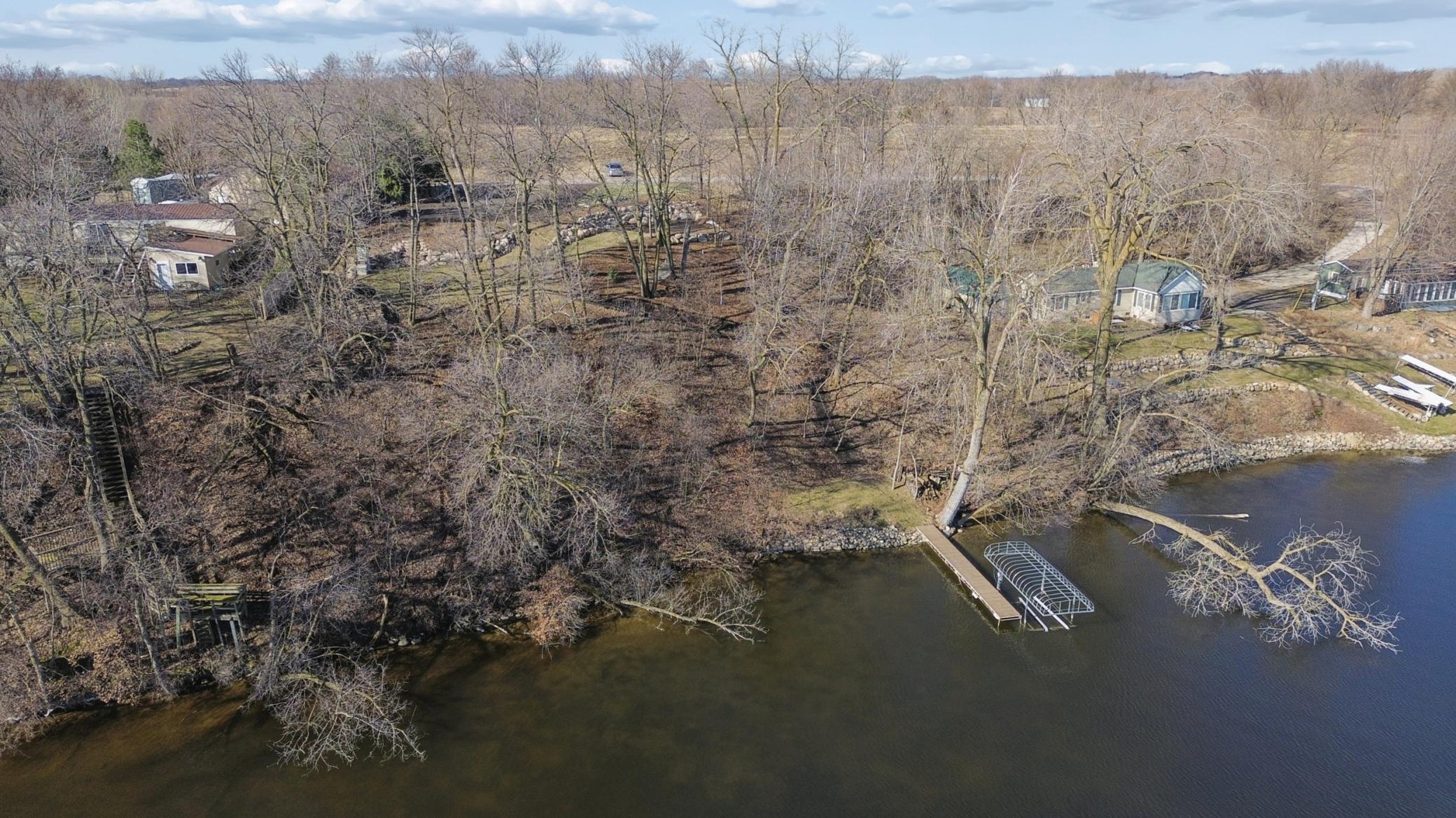 124' of shoreline on Lake Manuella