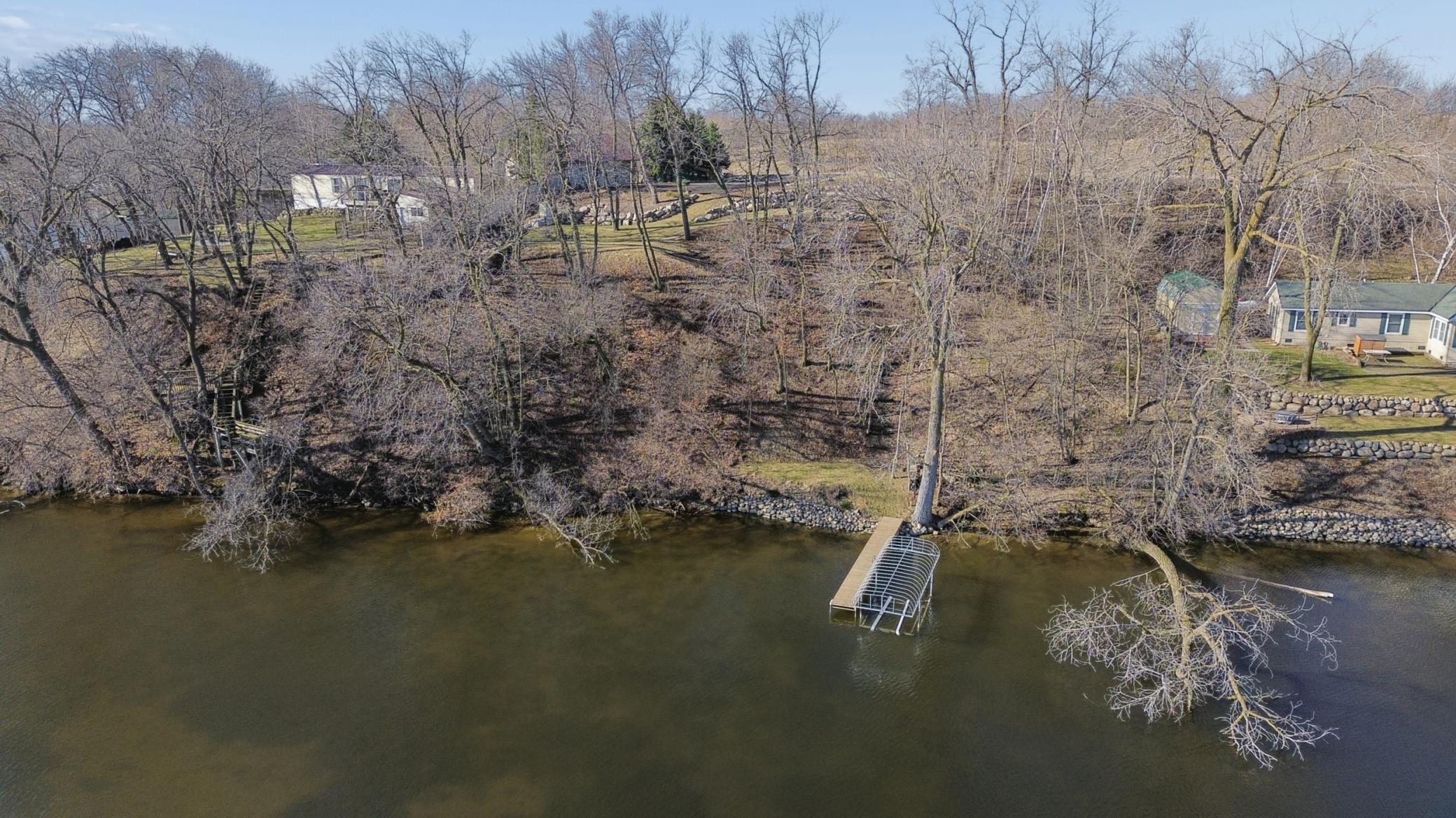124' of shoreline on Lake Manuella