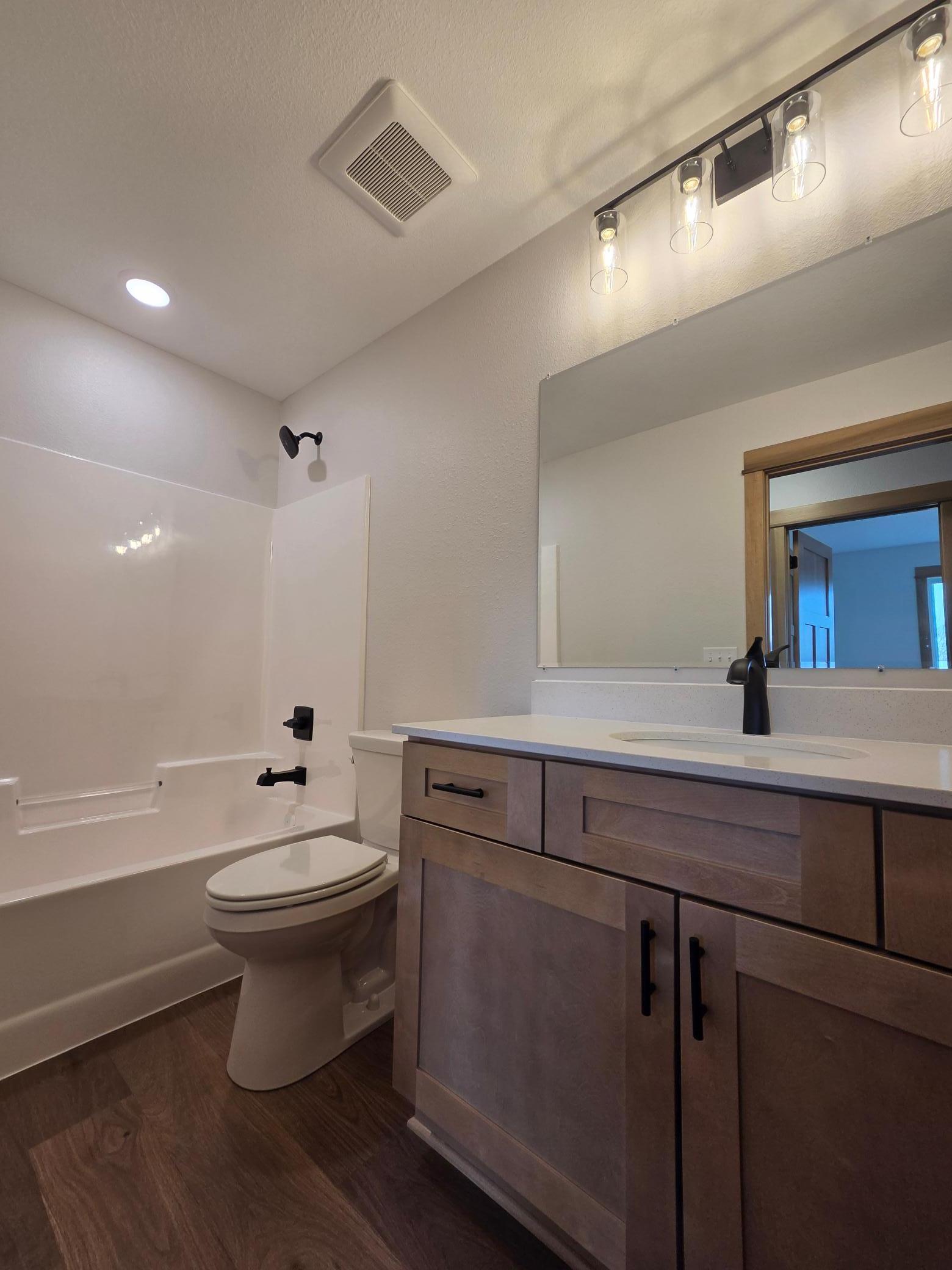 *ACTUAL PROPERTY* Full Bathroom