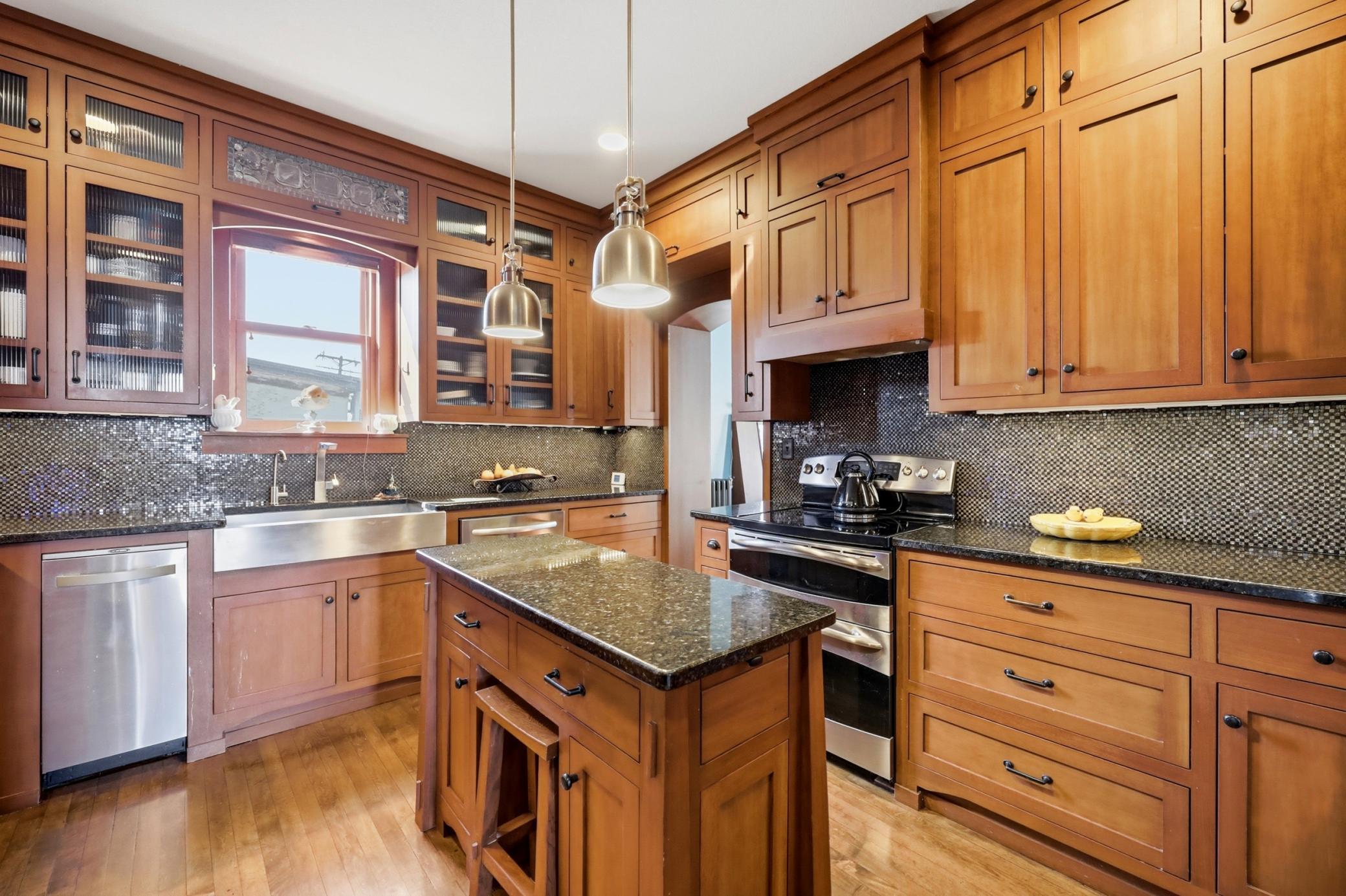 Beautifully renovated on-site apartment provides flexibility or rental income