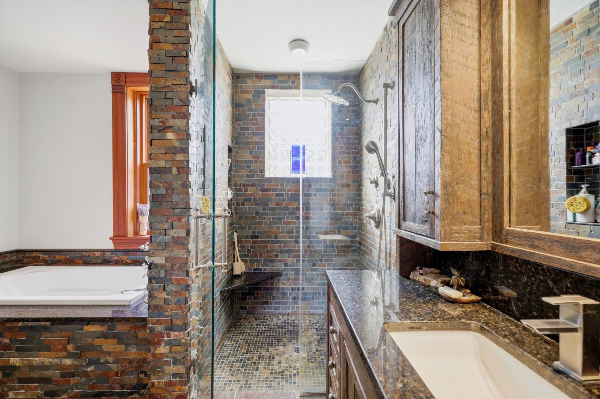 Luxurious full bath in apartment