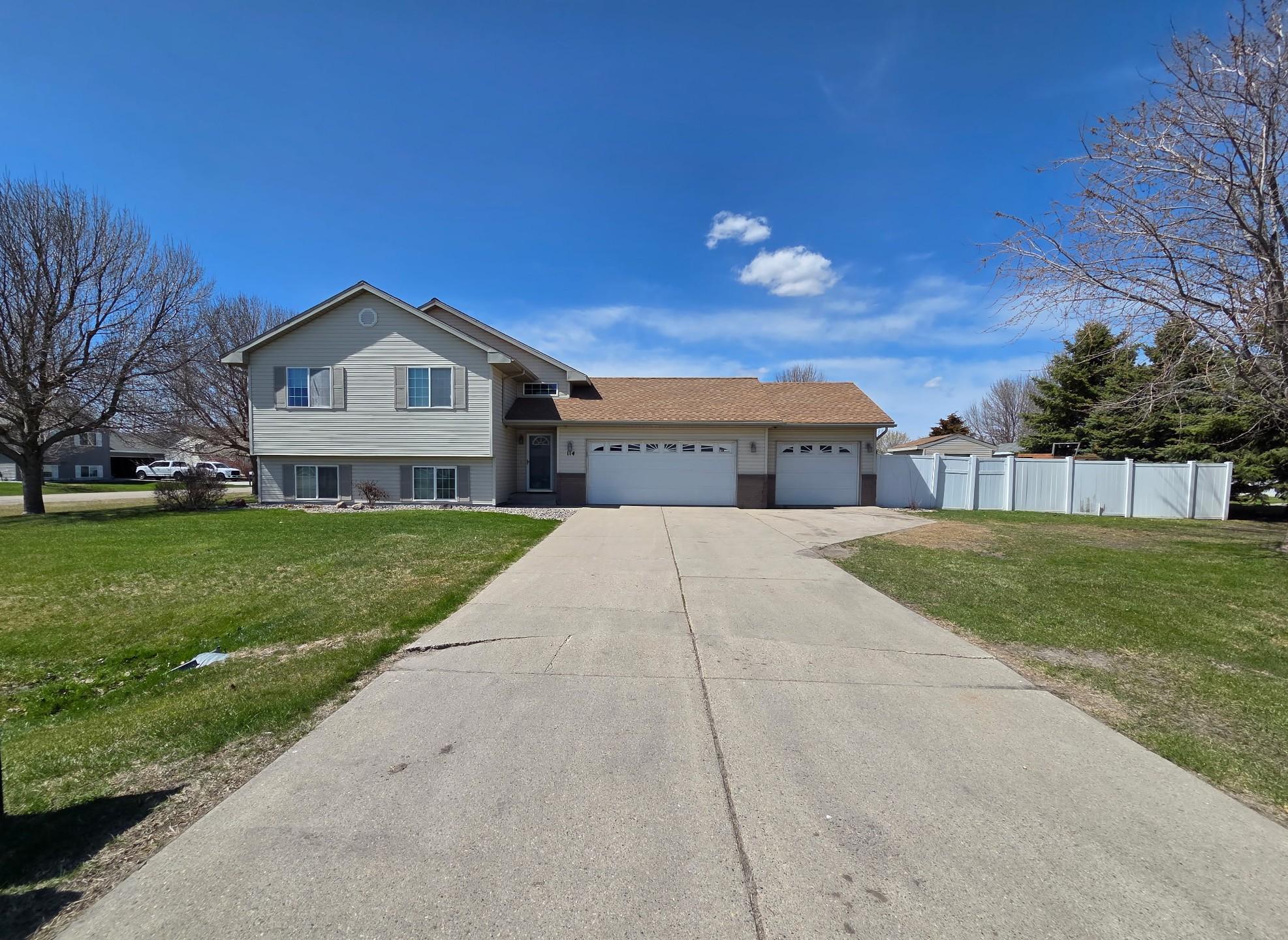 114 14 St SW Glylndon.jpg