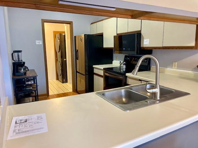 Check out those new appliances, washer, dryer and oversized pantry!