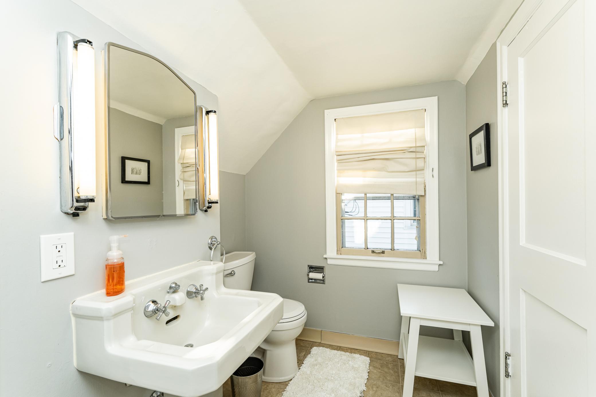 Upper Level 1/2 Bath