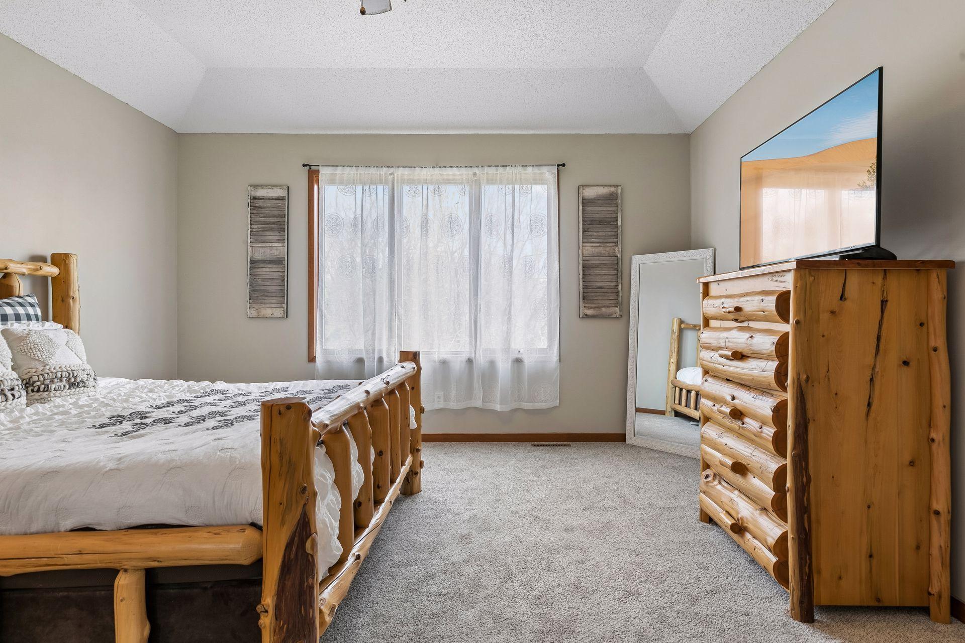 Large Window with Awesome View out the Window.