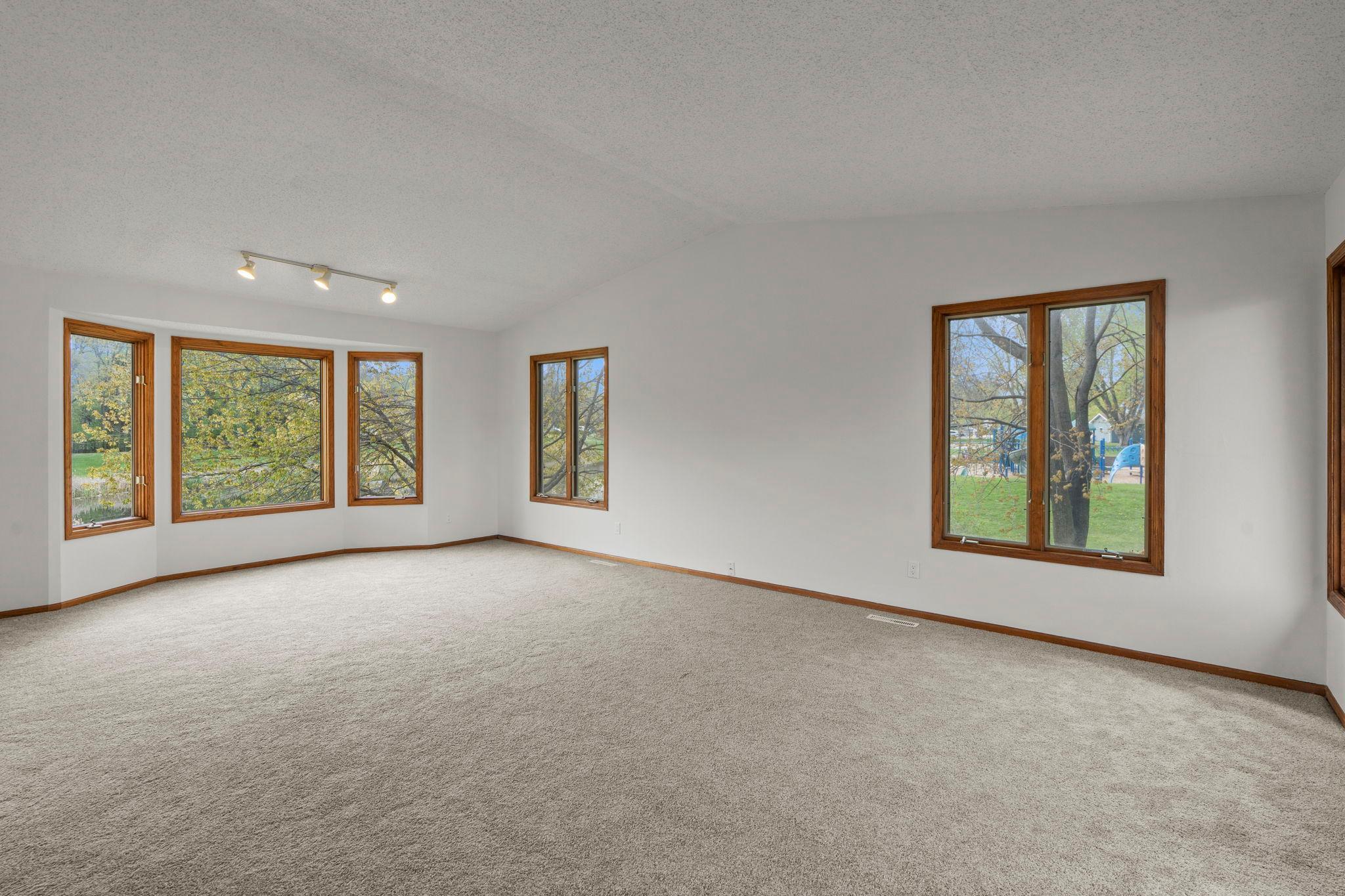 33-web-or-mls-722 Parkview Ln N-298.jpg
