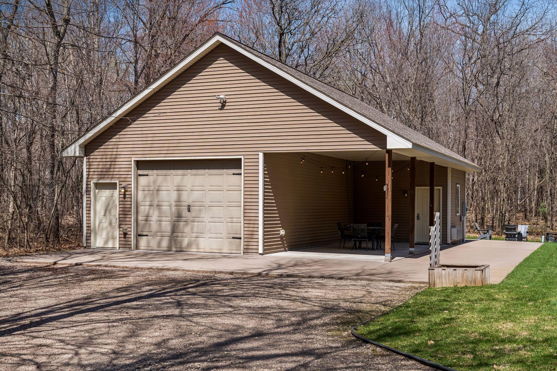 The standout feature is the impressive 40x20 heated shop/outbuilding.