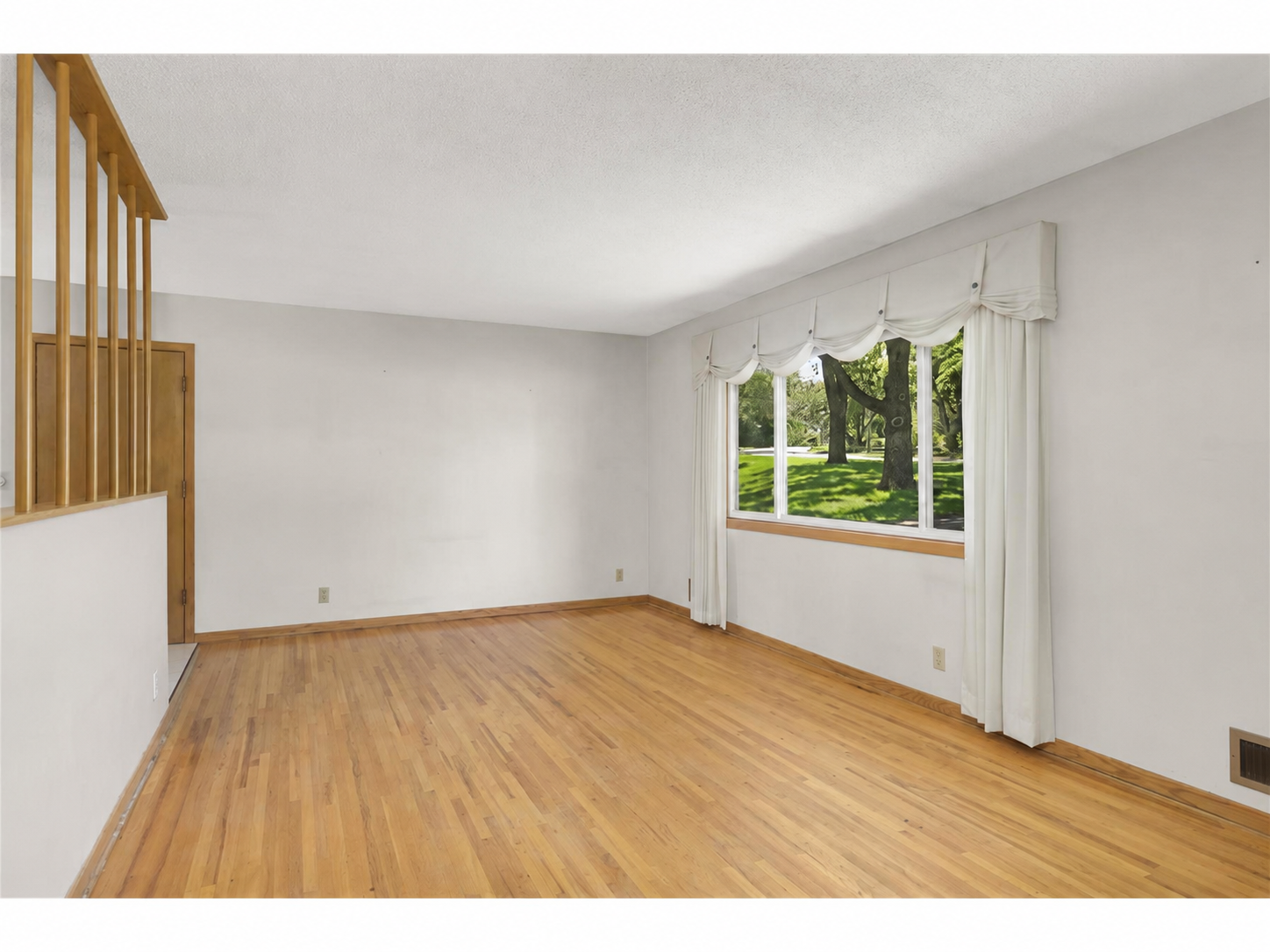 Oak hardwood floors in living room and all 3 bedrooms