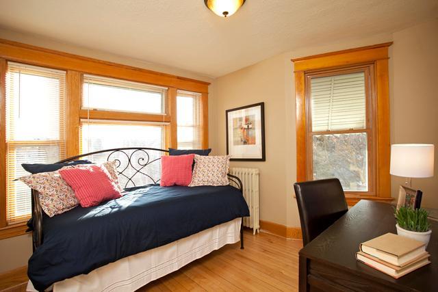 947 Minnehaha Ave Living Room