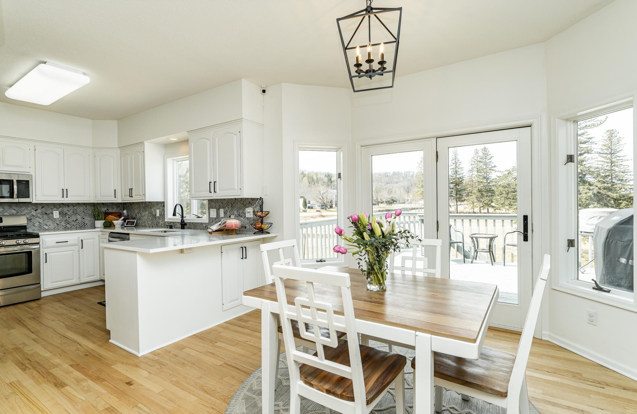 Hardwoods throughout kitchen and dining spaces. Breakfast bar perfect for casual meals and entertaining.