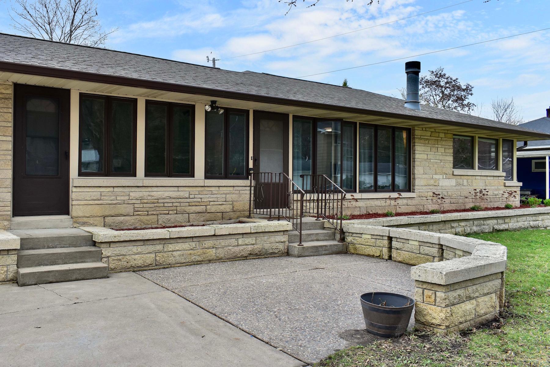 2 Front Patio & Entrance.jpg