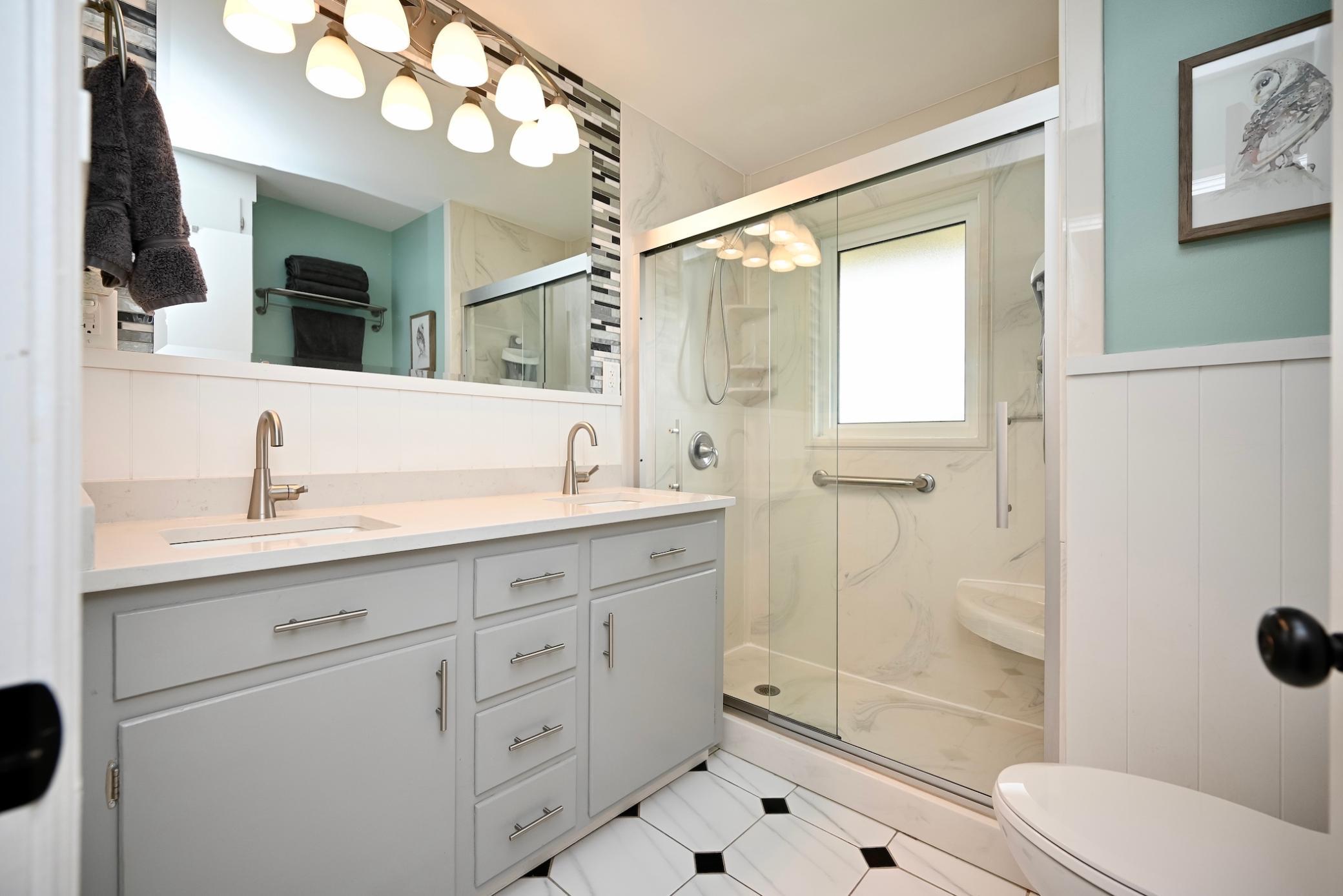 17 Bathroom.jpg