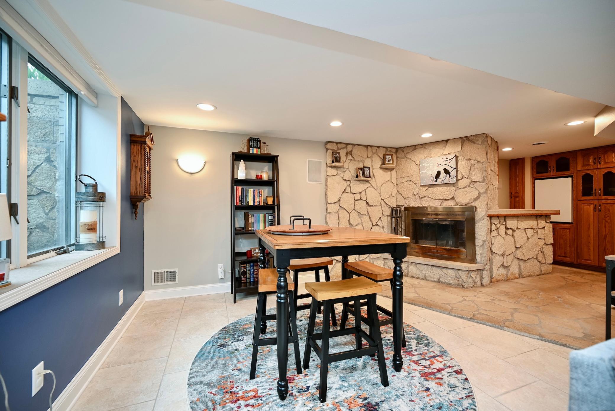 20 LL Family Room II.jpg