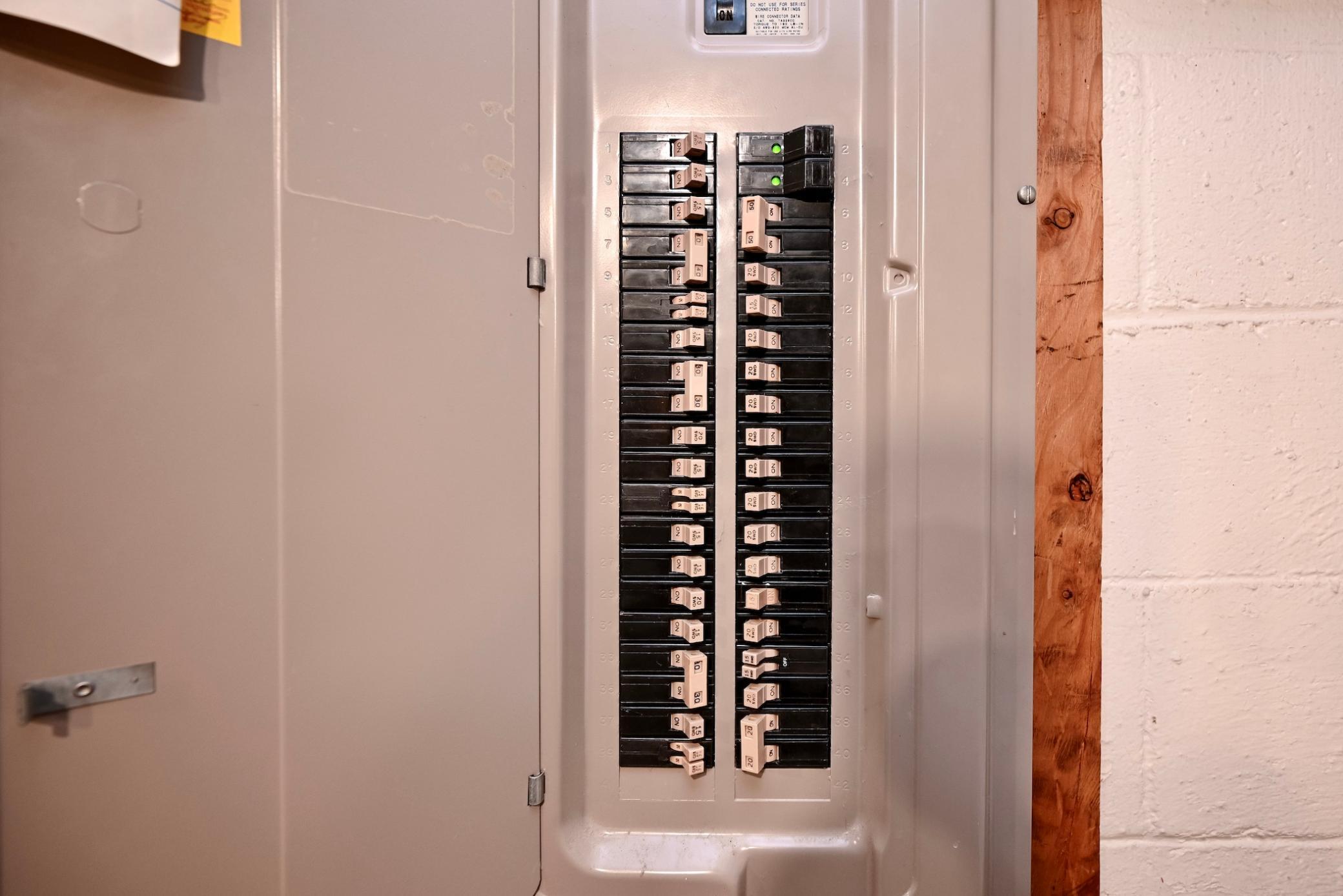 25 Electrical Panel.jpg