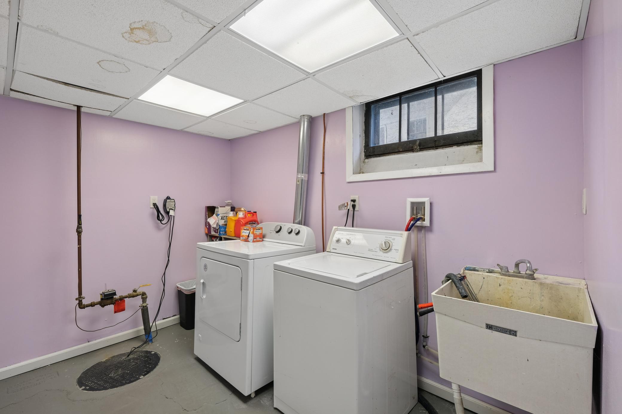 Laundry w/utility sink!