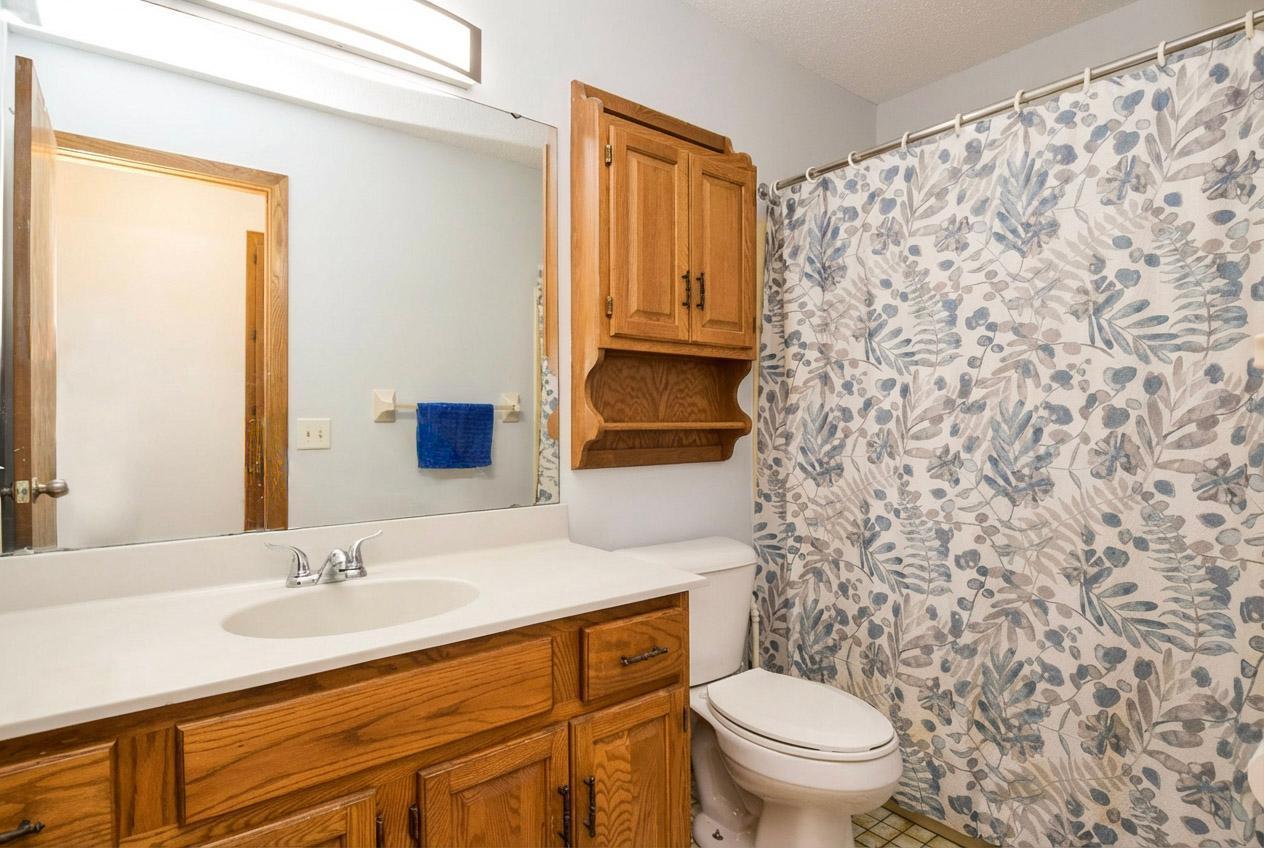 10-Main Bathroom.jpg