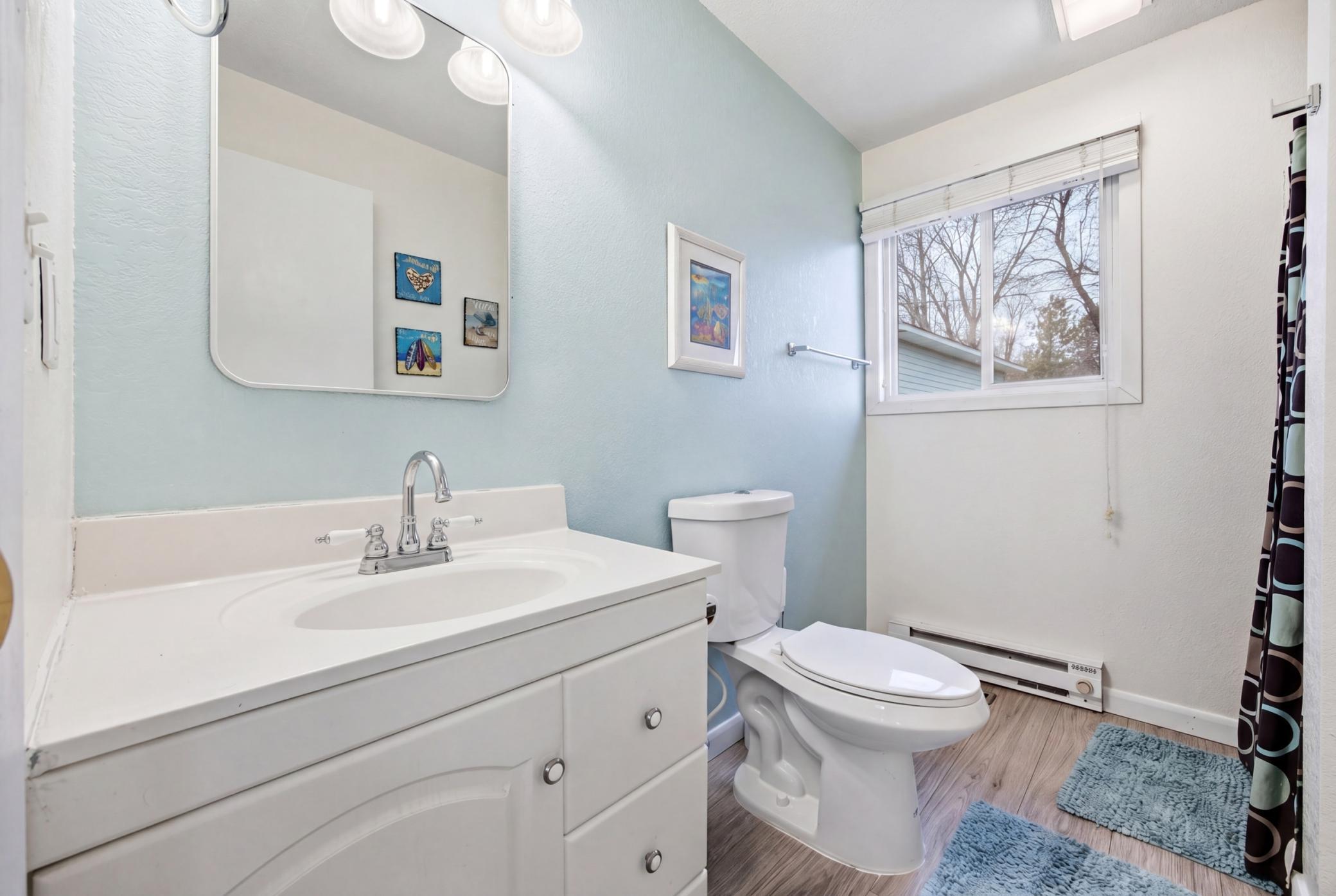 Main Bathroom w/Shower