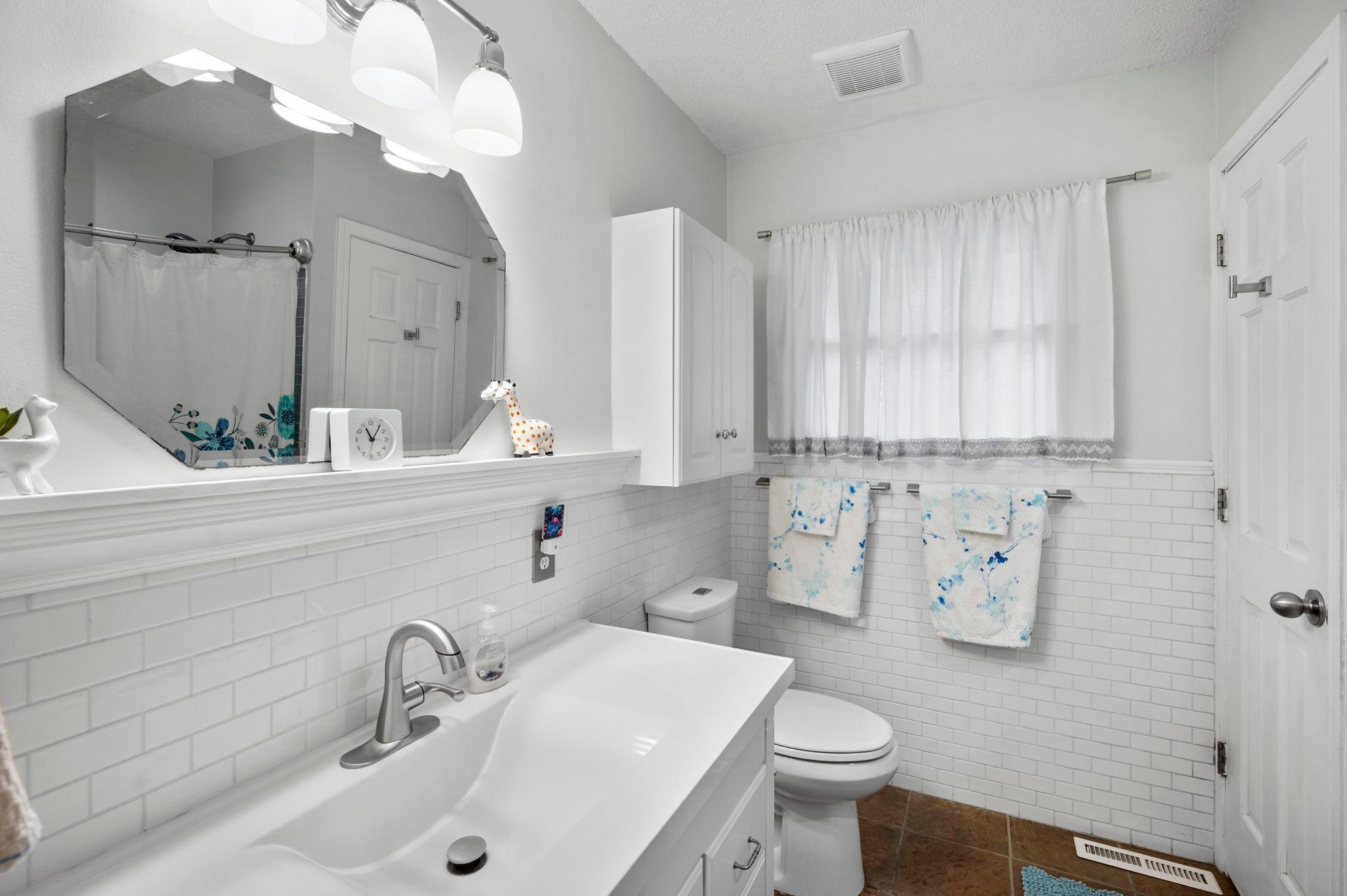 Full bath, main level