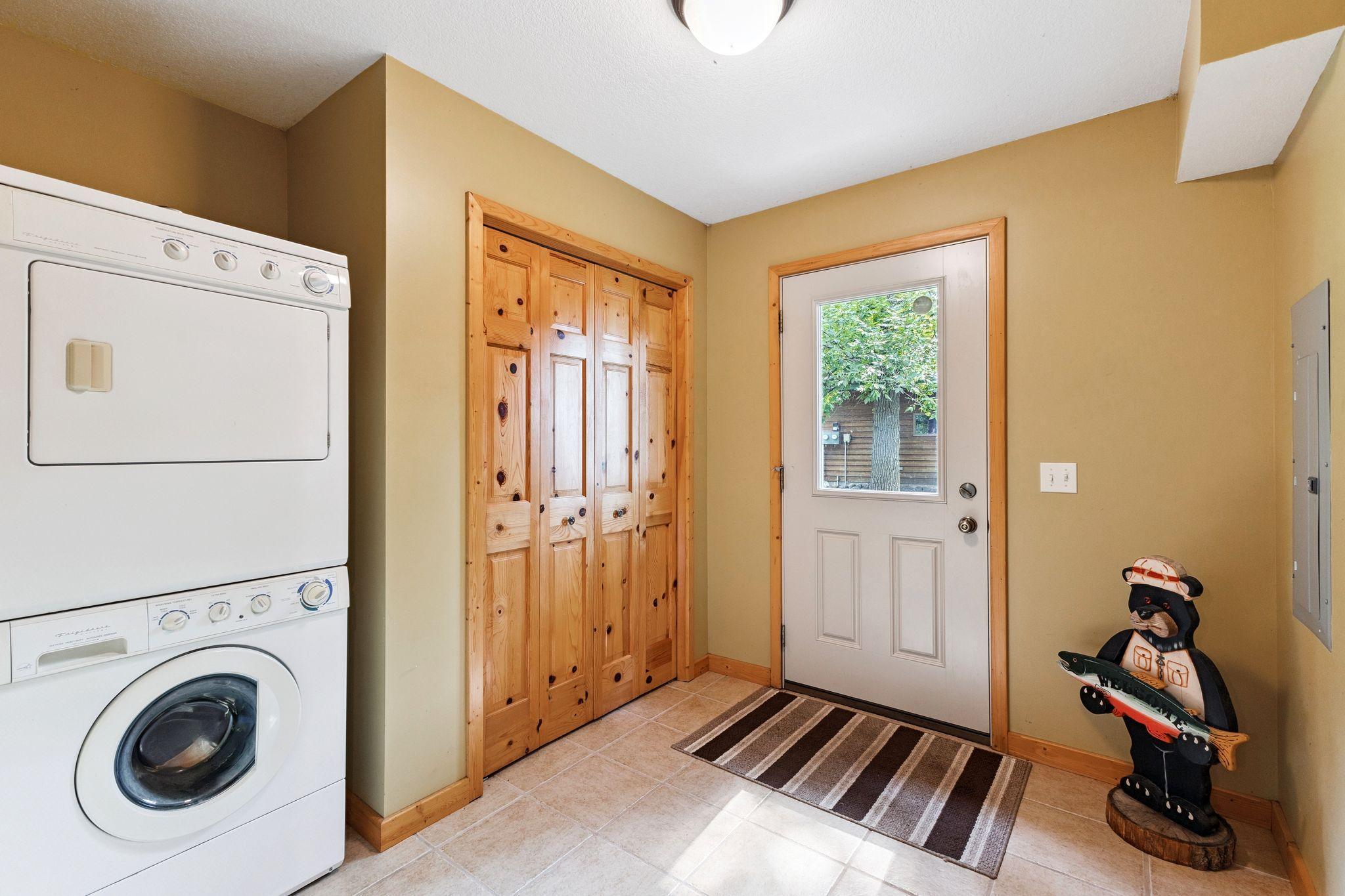 Large foyer/laundry room is really nice