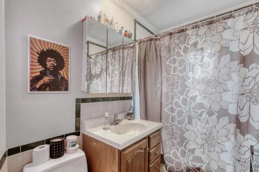2706 15th Ave S - Web Quality - 024 - 24 Bathroom.jpg