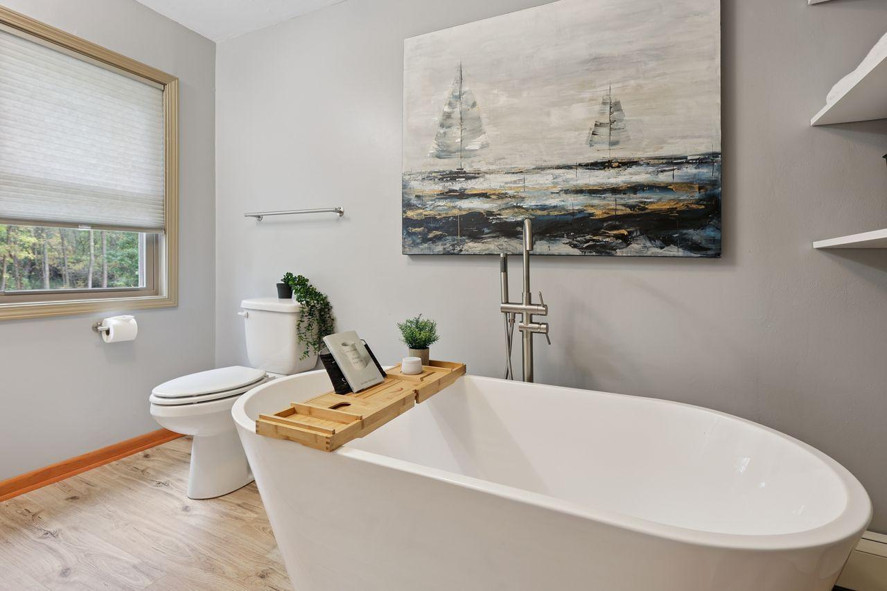 Upper Level Full Bath