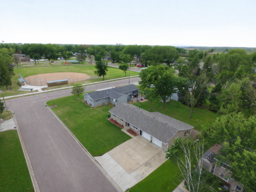 510 N Montgomery Avenue, Le Center, MN 56057