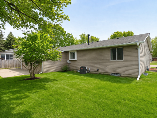 510 N Montgomery Avenue, Le Center, MN 56057