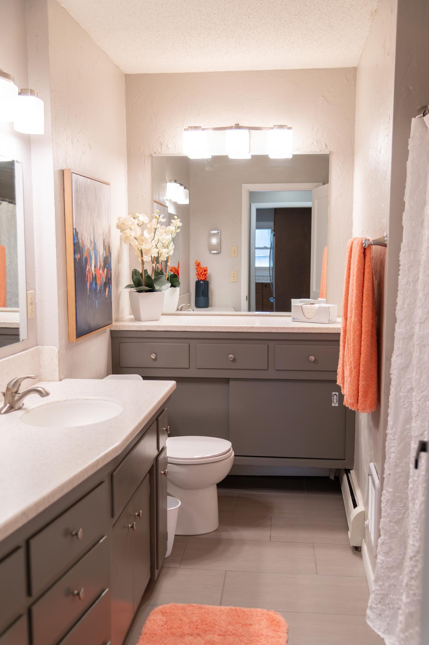 Main floor full bathroom