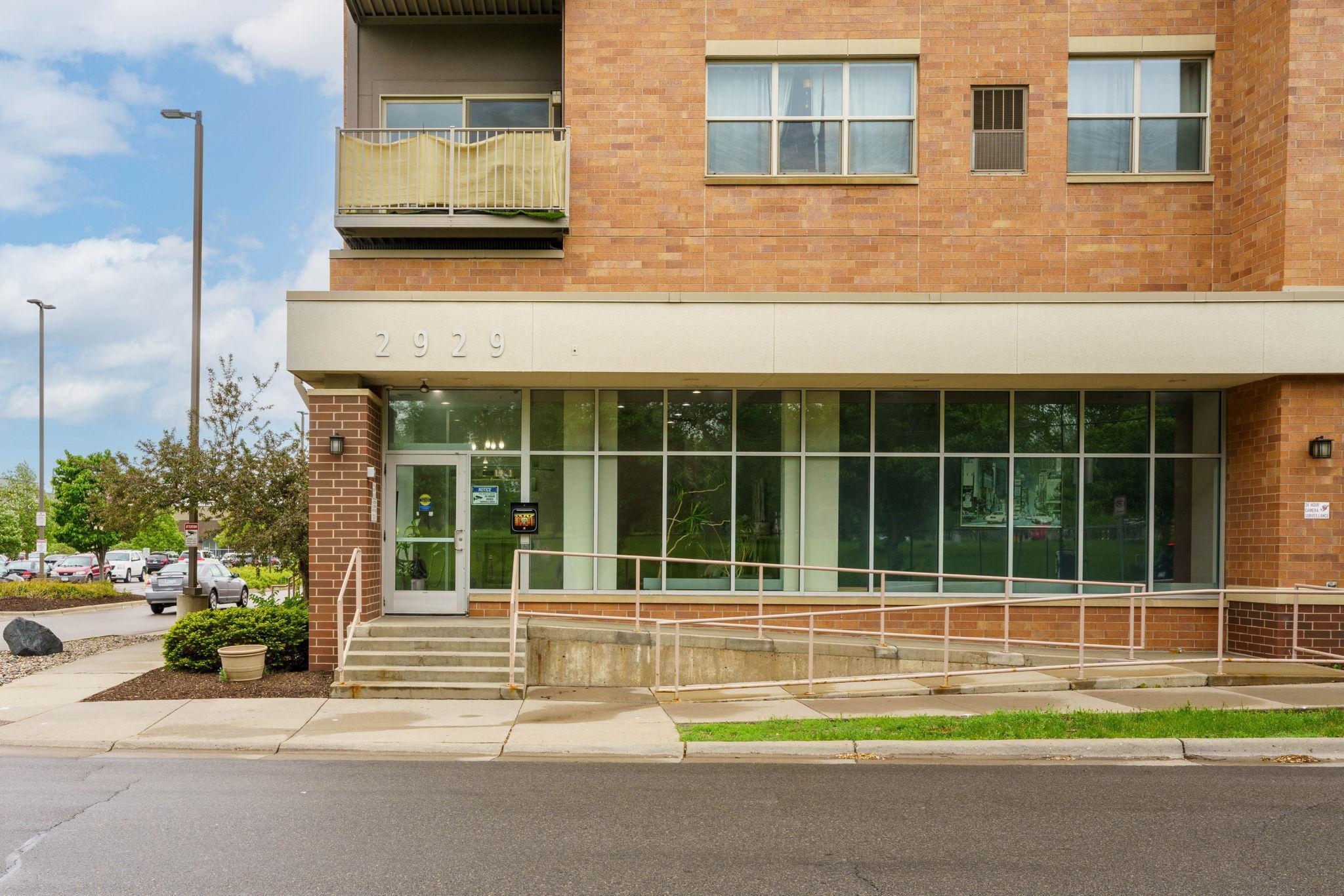 Corridor Flats - Easy access (handicap ramp) conveniently located near light rail and mass transit.