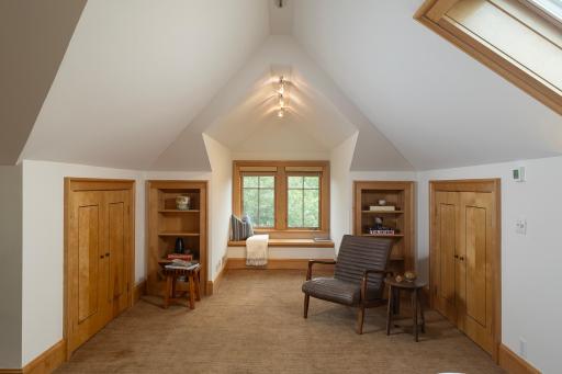 2554 W Lake Of The Isles Parkway, Minneapolis, MN 55405