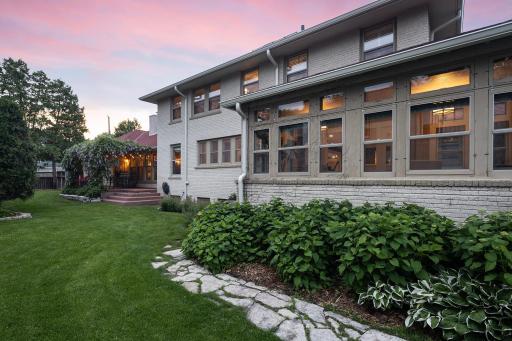 2554 W Lake Of The Isles Parkway, Minneapolis, MN 55405