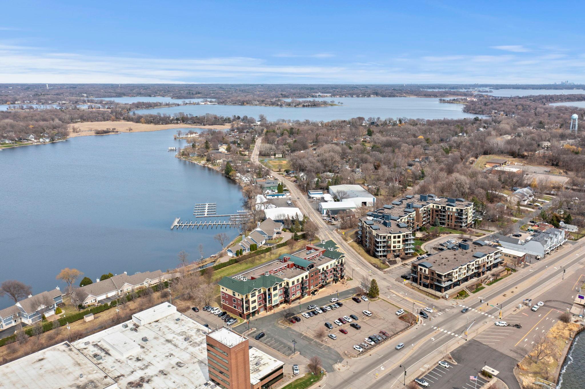 Just minutes from top local dining—Lord Fletcher’s, The Narrows, Back Channel Brewing, Surfside Bar & Grill, and more!