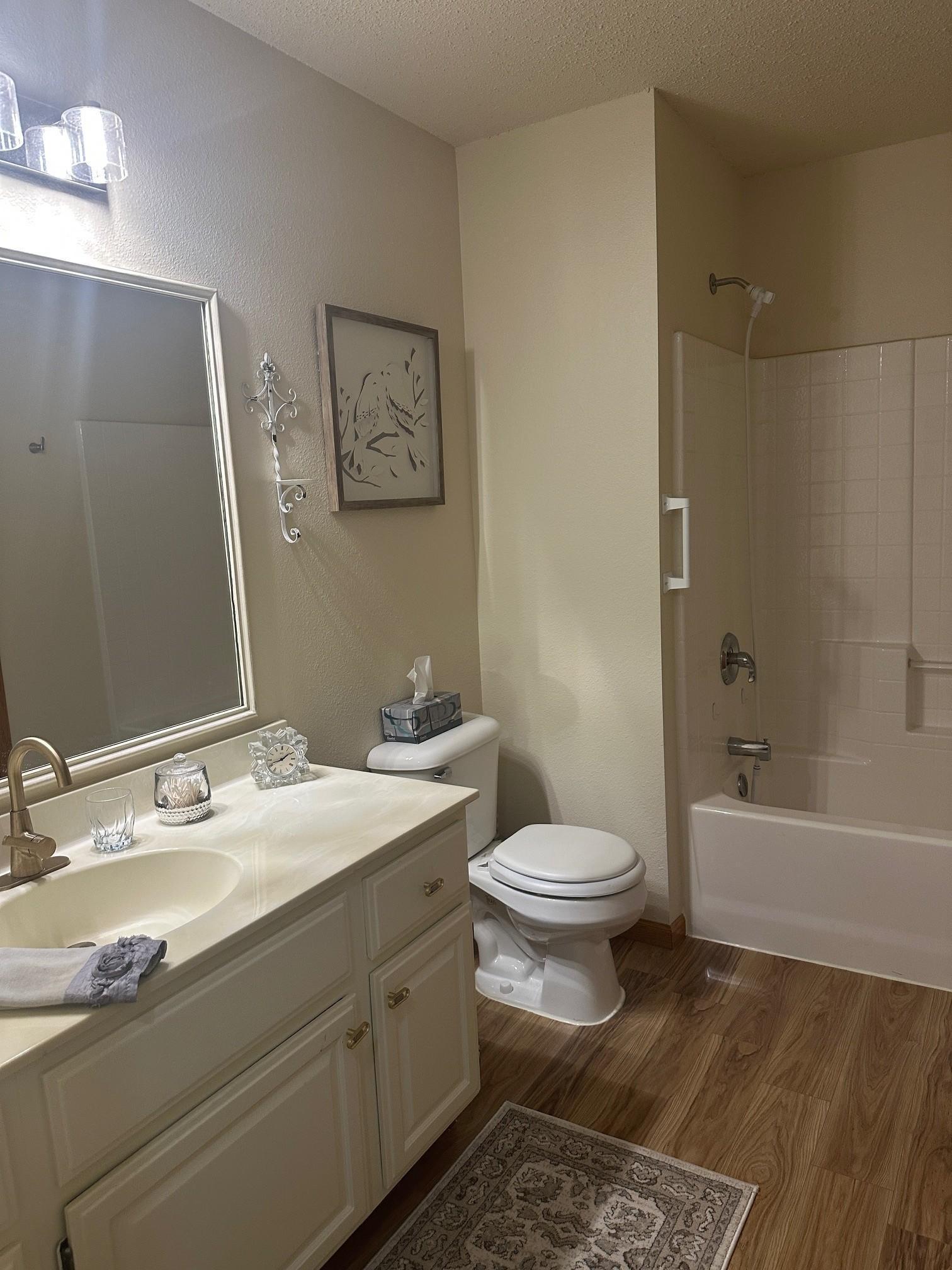 Master bath (full)