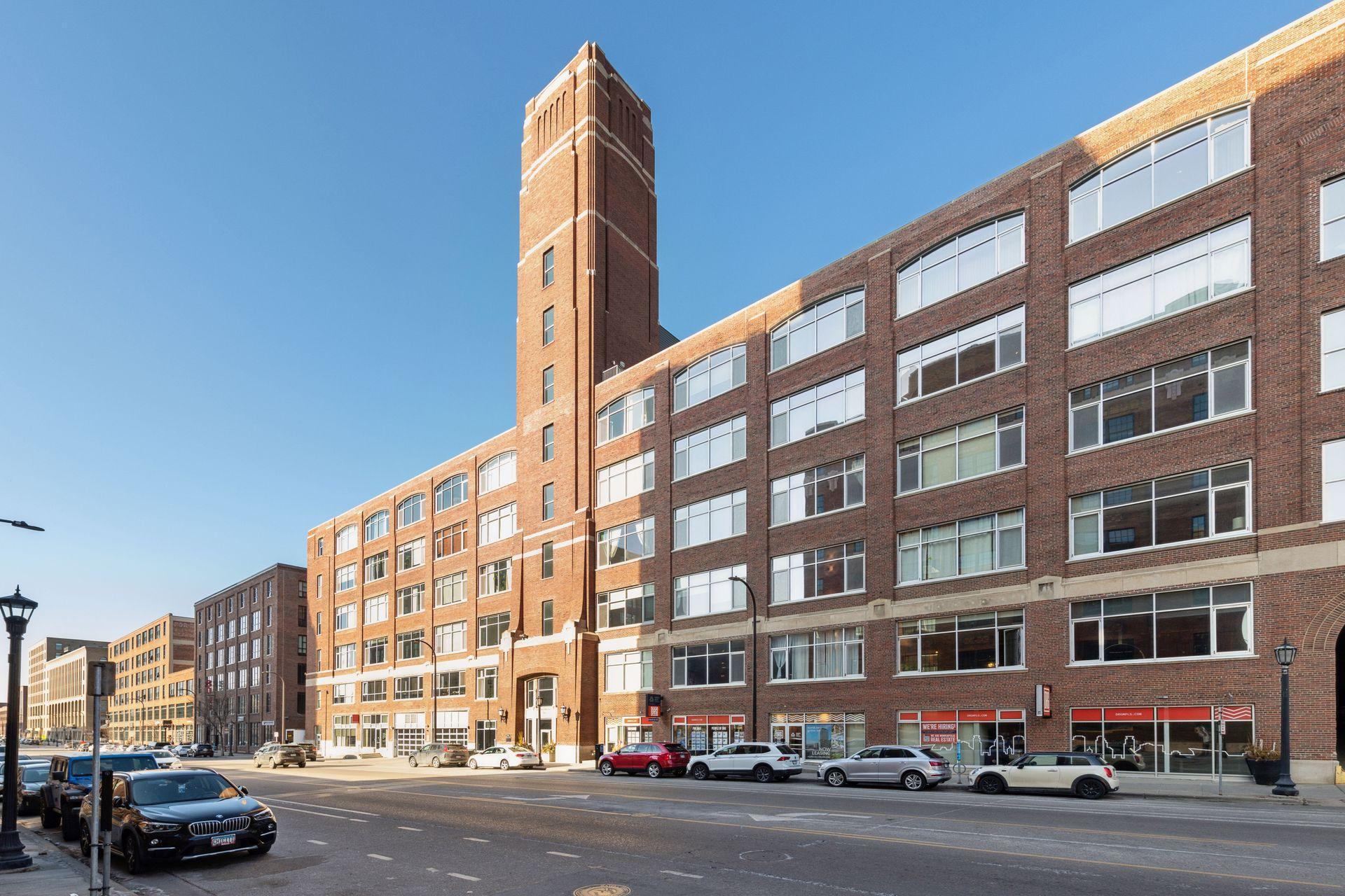 Tower Lofts is located in the heart of the North Loop, just steps from premier dining, shops, and cultural destinations.