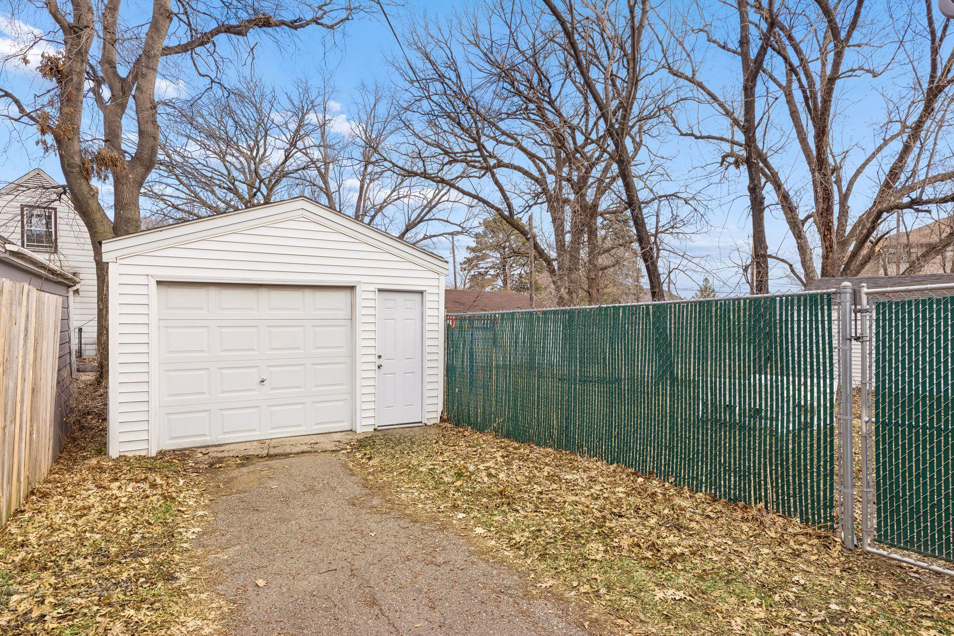 Oversized 1 car garage