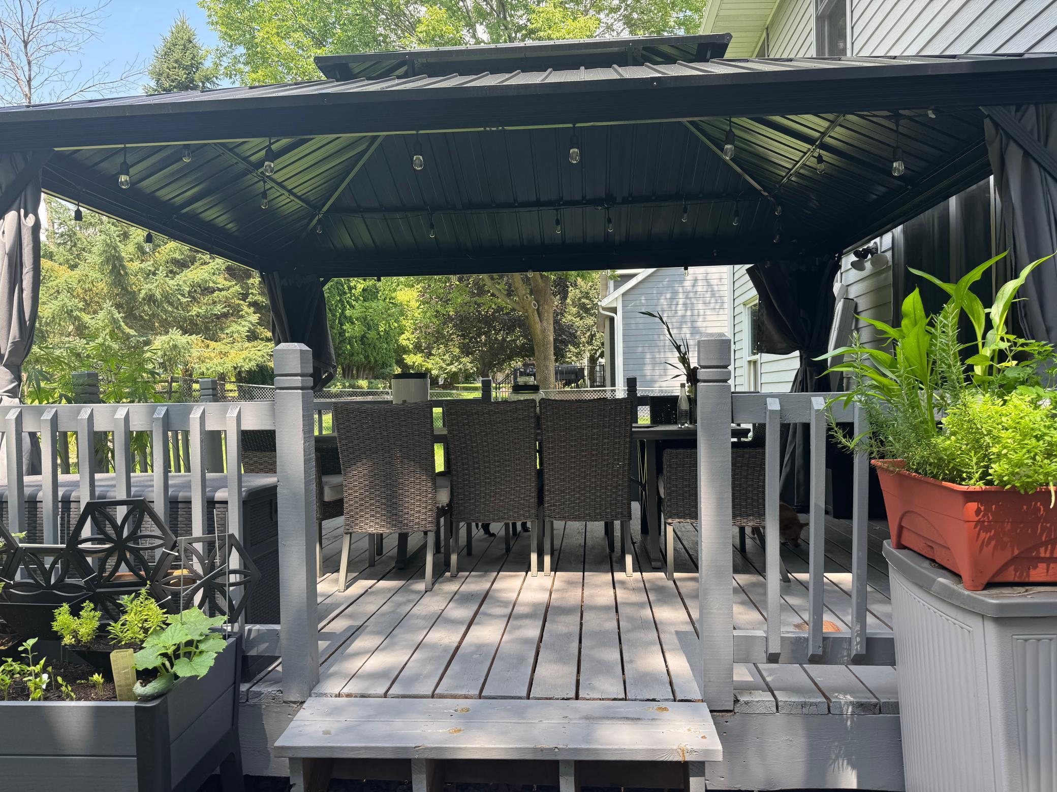 Upper deck with gazebo (included)