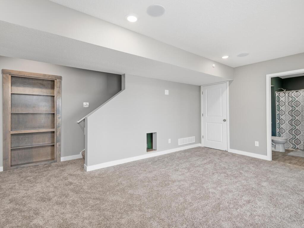 1048 Shoreview Dr Jordan MN 55352 USA-027-028-Shoreview DrJordan27-MLS_Size.jpg