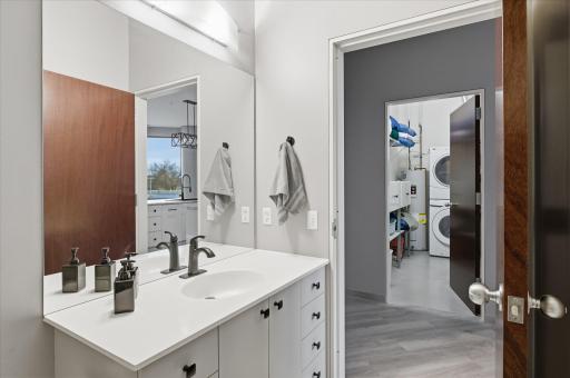 Full Bathroom â Dual Access from Bedroom & Hallway